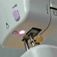 Máquina de Coser P110 PRIXTON (12 Puntadas - Compatible con pilas - Rosa)