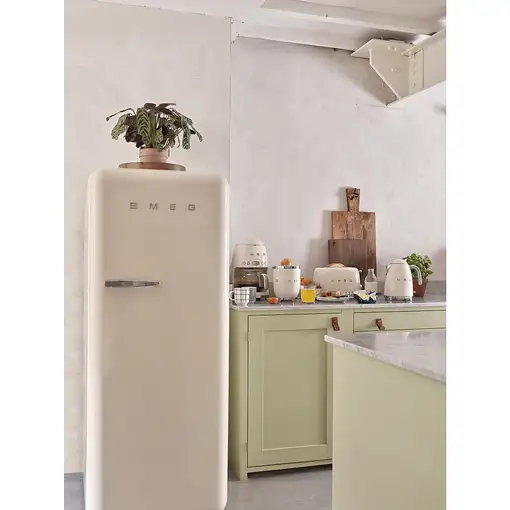 Smeg KLF03CREU tetera eléctrica 1,7 L 2400 W Crema de color