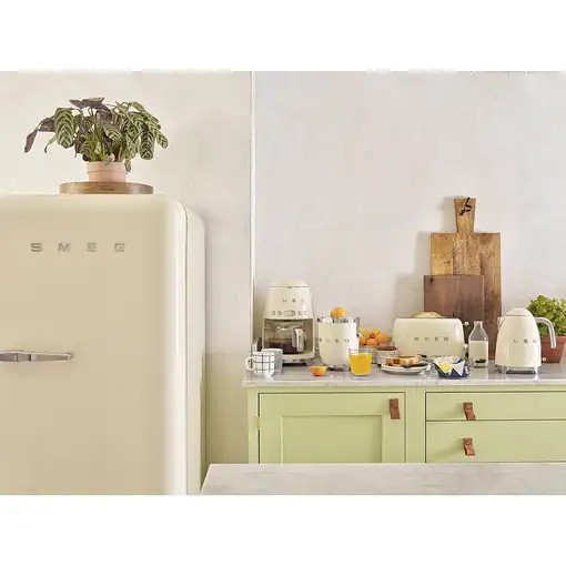 Smeg KLF03CREU tetera eléctrica 1,7 L 2400 W Crema de color
