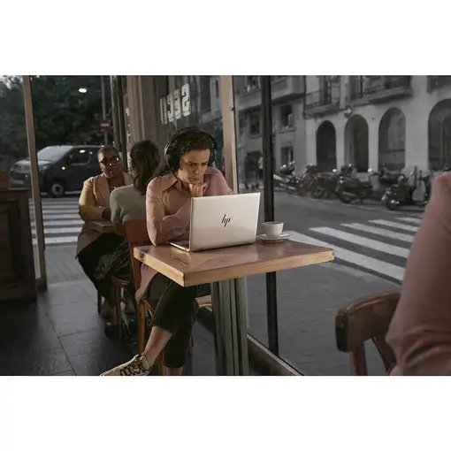 HP EliteBook G11 AMD Ryzen™ 7 8840U Portátil 35,6 cm (14") WUXGA 16 GB DDR5-SDRAM