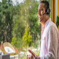 POLY Auriculares Voyager 4310 UC monaural + adaptador BT700 USB-A + base de carga