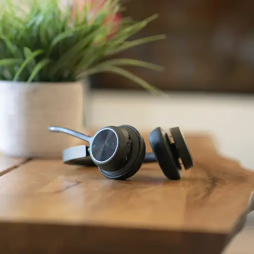 POLY Auriculares Voyager 4320 UC estéreo USB-A + adaptador BT700 USB-A + base de c