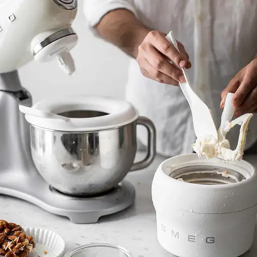 Smeg SMF02CREU batidora Batidora de varillas 800 W Crema de color, Plata