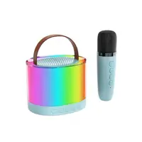 Altavoz portátil de Karaoke Klack con un micrófono