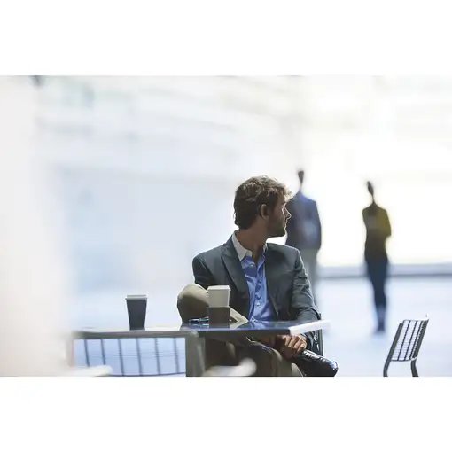 POLY Auriculares Voyager Legend + Cable de carga integrado + Adaptador de clavija