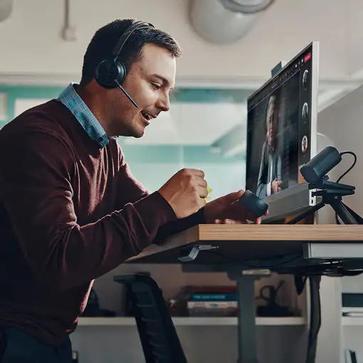 POLY Auriculares Voyager Focus 2 UC + Cable USB-A a USB-C + Soporte de carga